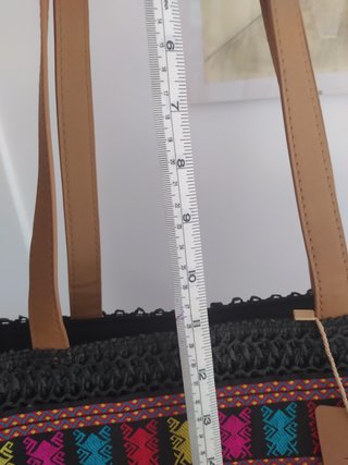Bolso de verano negro con etiqueta
