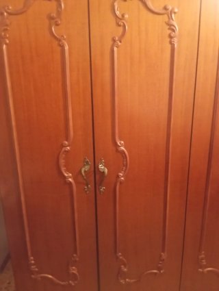 Armario de madera marrón