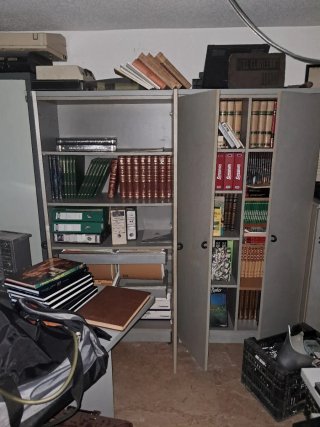 Mesa de oficina y archivadores