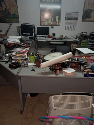 Mesa de oficina y archivadores