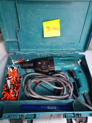 Taladro percutor Makita con accesorios