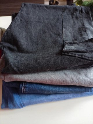 Pantalones vaqueros apilados