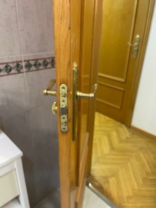 Puerta interior roble con cerradura baño