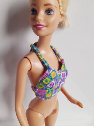 top Barbie modello halter ad uncinetto