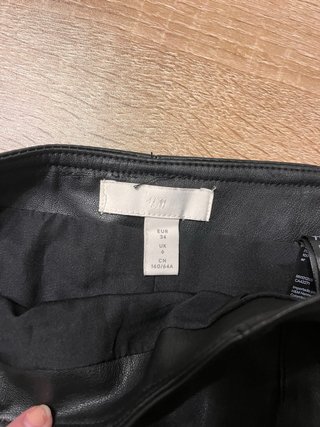 Falda negra polipiel