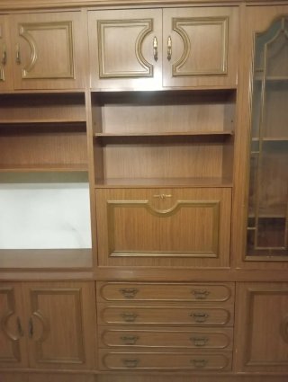 Mueble de madera con vitrinas