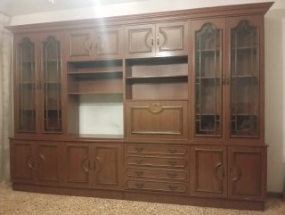 Mueble de madera con vitrinas