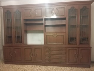 Mueble de madera con vitrinas