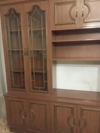 Mueble de madera con vitrinas