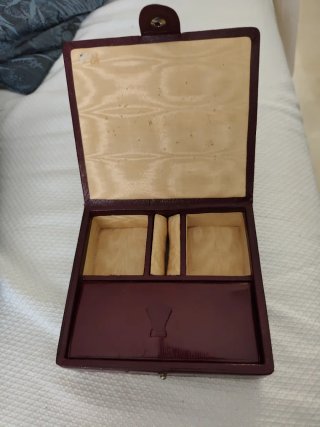 Joyero antiguo con detalles dorados