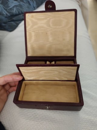 Joyero antiguo con detalles dorados