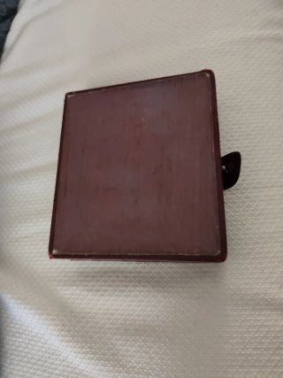Joyero antiguo con detalles dorados