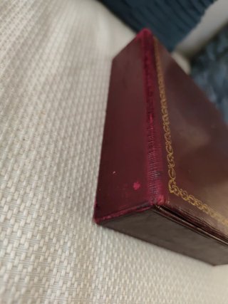 Joyero antiguo con detalles dorados