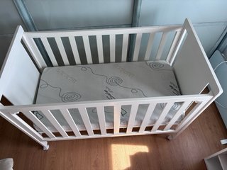 Cuna de bebé blanca