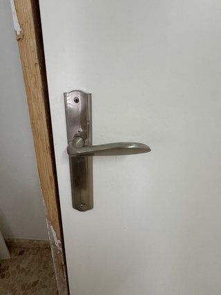 Puerta blanca con manilla