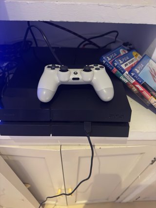 PS4 (PlayStation 4) con mando y 3 juegos