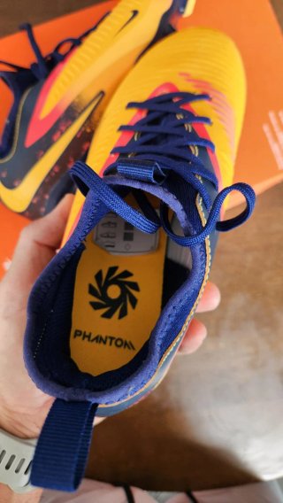 Scarpe da calcio Nike per bambini gialle e blu