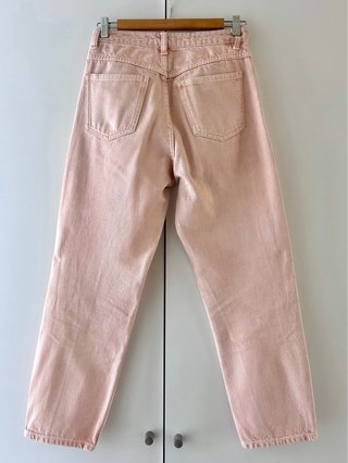 Pantalones Mango MomFit. Color salmón claro. T-36