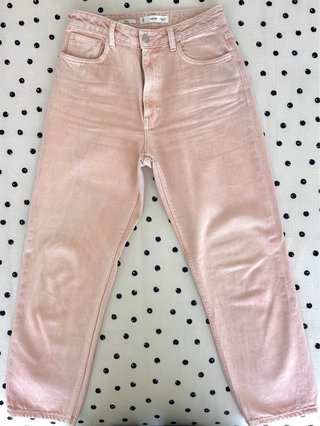 Pantalones Mango MomFit. Color salmón claro. T-36