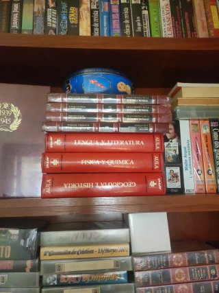 Libros de historia, medicina, y videos