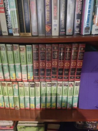 Libros de historia, medicina, y videos