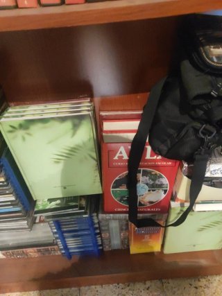 Libros de historia, medicina, y videos