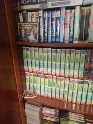 Libros de historia, medicina, y videos