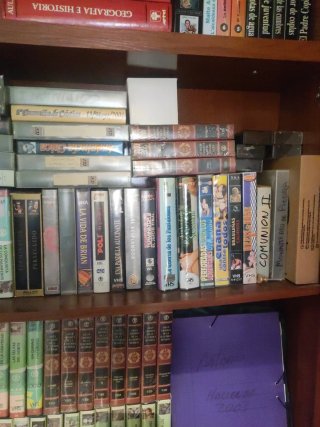 Libros de historia, medicina, y videos