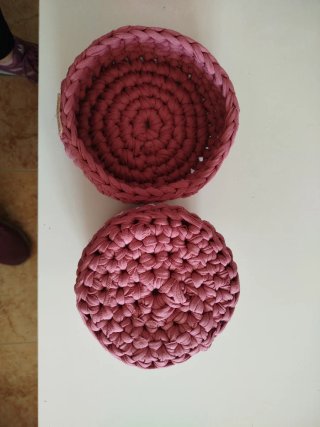 Cestas de tela rosas y blancas