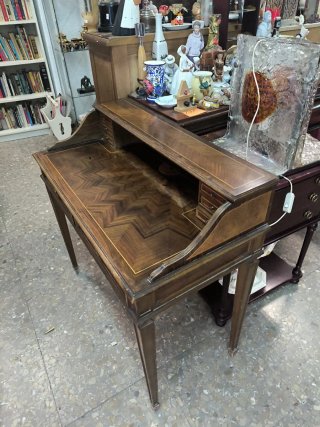 Escritorio antiguo de madera