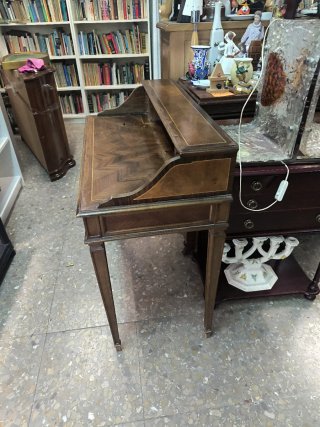 Escritorio antiguo de madera