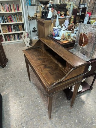 Escritorio antiguo de madera