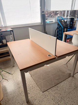 Mesa de oficina con enchufes integrados