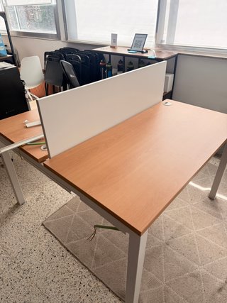 Mesa de oficina con enchufes integrados