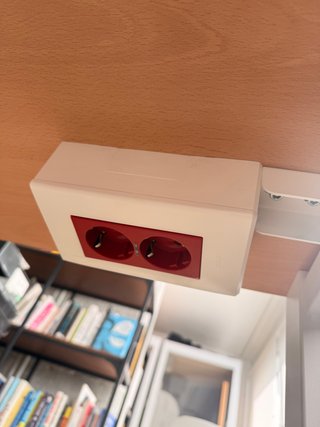 Mesa de oficina con enchufes integrados
