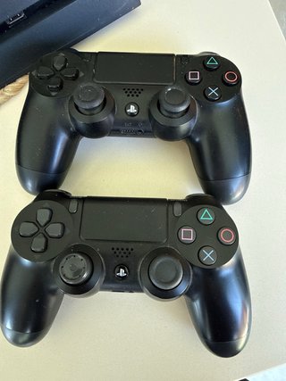 PS4 (PlayStation 4) con 2 controller