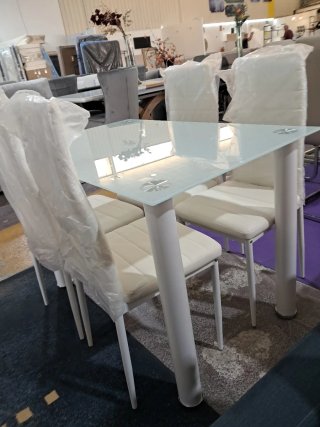 Mesa de comedor con 4 sillas polipiel