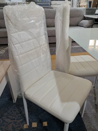 Mesa de comedor con 4 sillas polipiel