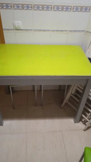 Mesa de cocina gris y verde