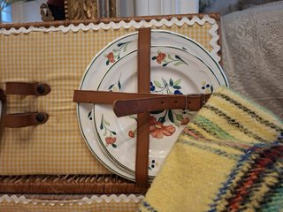 Cesta de picnic vintage con accesorios