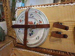 Cesta de picnic vintage con accesorios
