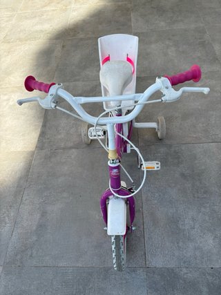 Bicicleta infantil morada con ruedines