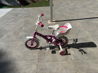 Bicicleta infantil morada con ruedines