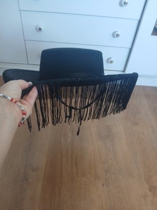 Sombrero negro con flecos