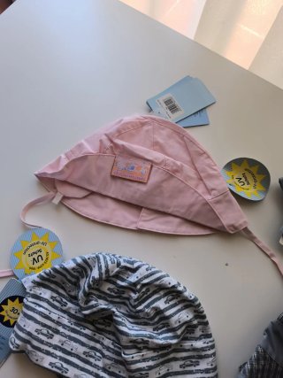 Gorritos de bebé con protección solar UV