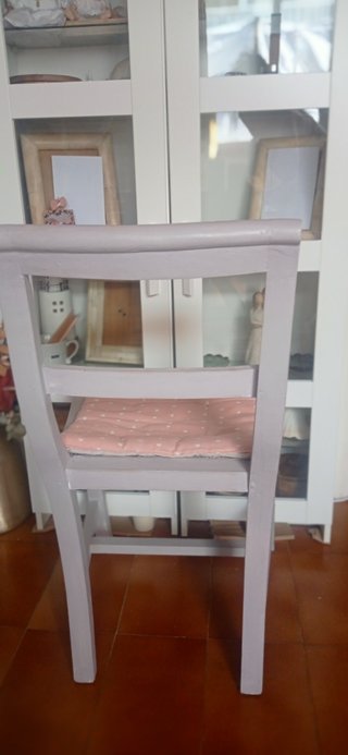 Silla vintage gris con cojín rosa