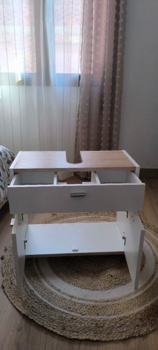 Mueble bajo lavabo blanco y madera