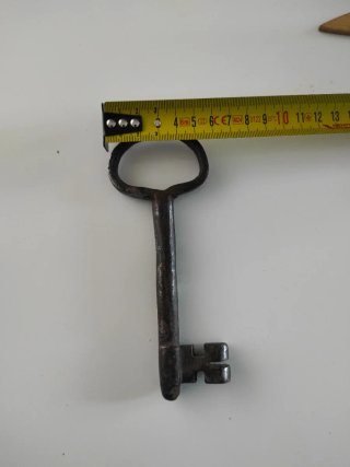 Llave antigua de metal