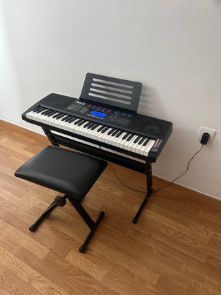 Piano 61 teclas con banco sin uso
