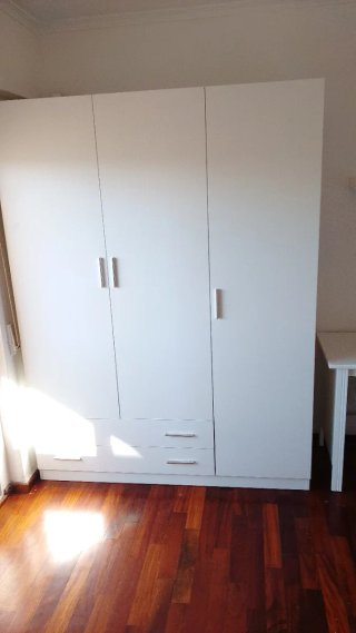 Guardaroba bianco con cassetti